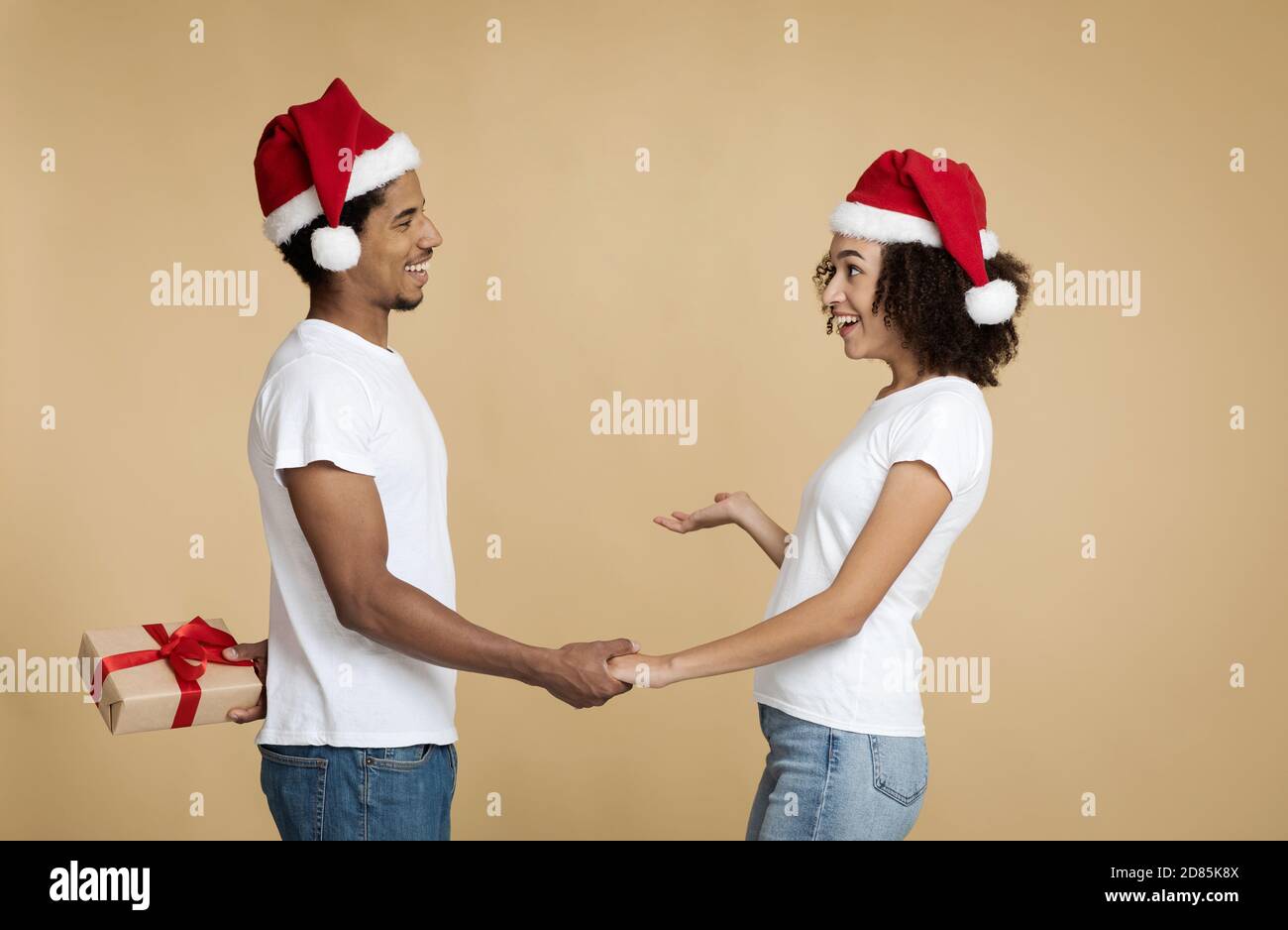 Geschenk-Schenken am Silvesterabend und romantische Überraschung Stockfoto