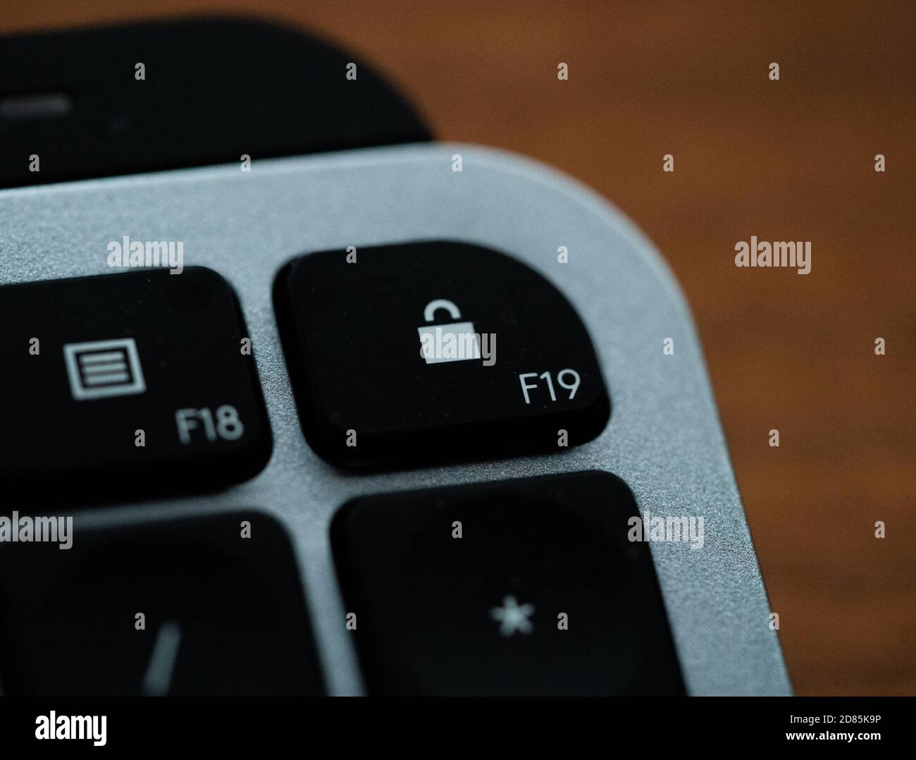 Nahaufnahme der Tastaturtaste auf grauem Metall. Hochwertige Fotos. Cybersicherheit und -Sicherheit Stockfoto