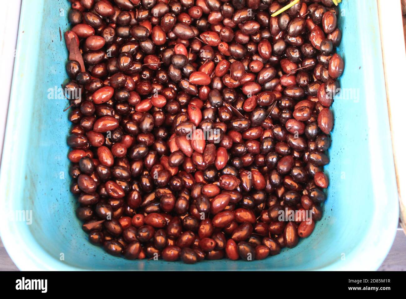 Stand mit Kalamata oder Kalamon Oliven auf dem Straßenmarkt in Athen, Griechenland. Stockfoto
