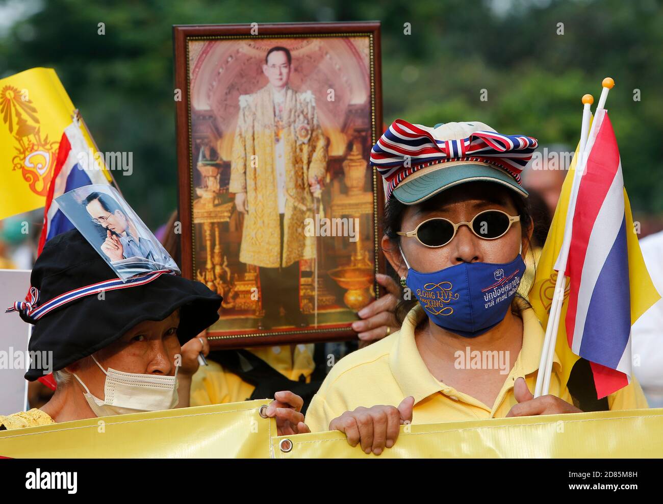 Bangkok, Thailand. Oktober 2020. Ein Pro-Royalist, der während der Demonstration ein Porträt des verstorbenen Königs Bhumibol Adulyadej in Thailand im Lumpini Park hält.Pro-Royalisten in gelben Hemden, während sie Porträts der thailändischen Königsfamilie während einer regierungsfreundlichen und monarchaischen Kundgebung halten, die den Schutz der Monarchie im Lumpini Park in Bangkok fordert. Kredit: SOPA Images Limited/Alamy Live Nachrichten Stockfoto