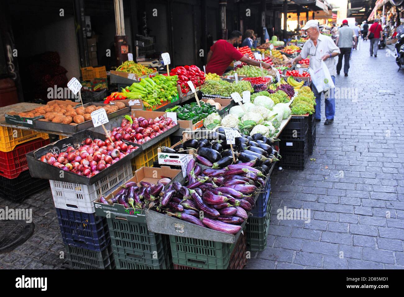 Gemüse und Obst zum Verkauf auf dem Straßenmarkt in Athen, Griechenland, 9. Oktober 2020. Stockfoto