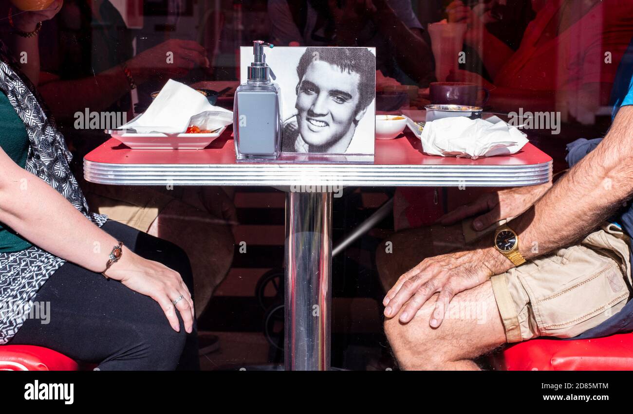 Pärchen sitzt im Diner mit Foto von Elvis auf dem Tisch, Whitby, England, Großbritannien Stockfoto