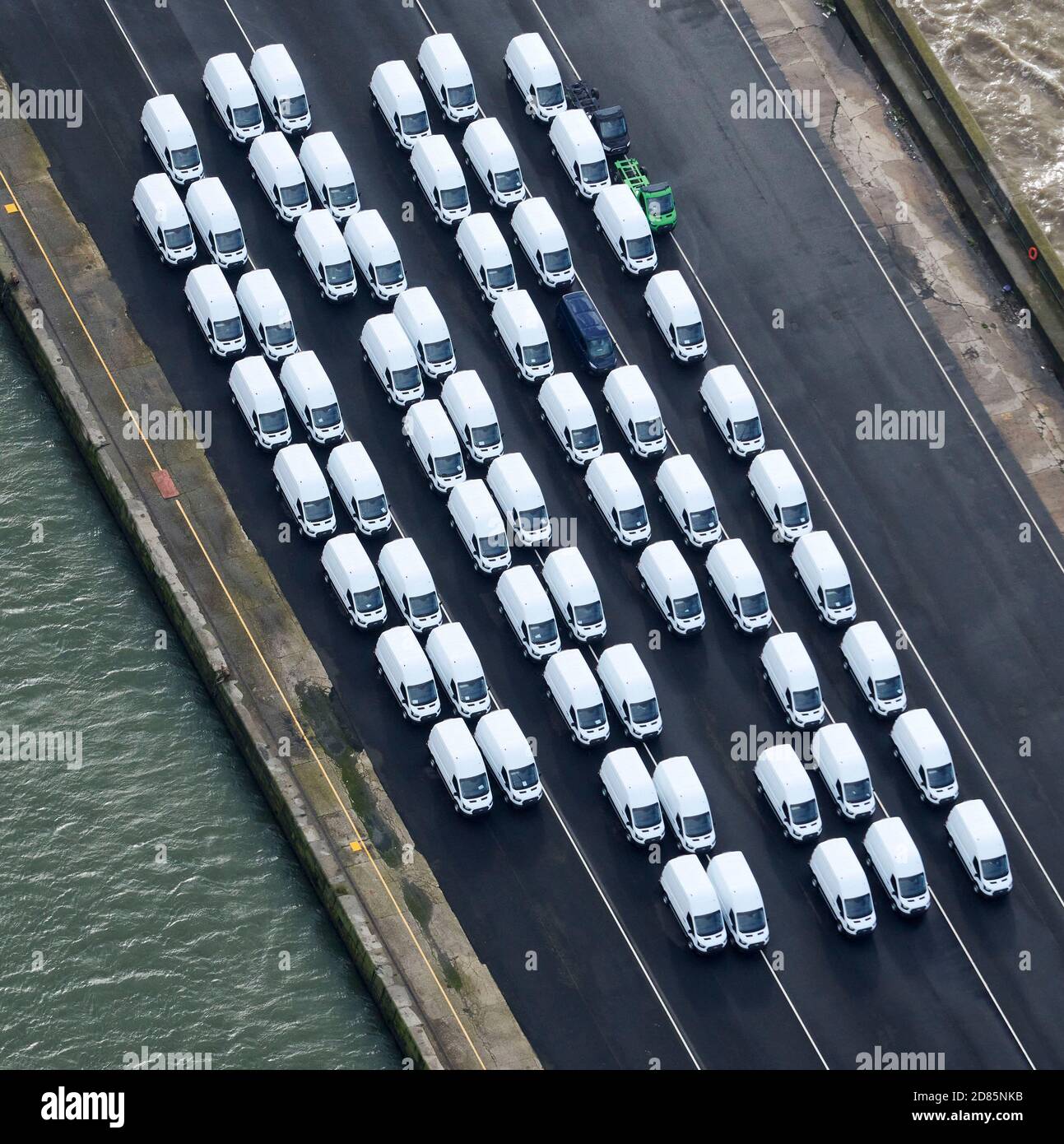 Eine Reihe von Ford Transit Transportern an Seaforth Docks Liverpool Merseyside, North West England, Großbritannien Stockfoto
