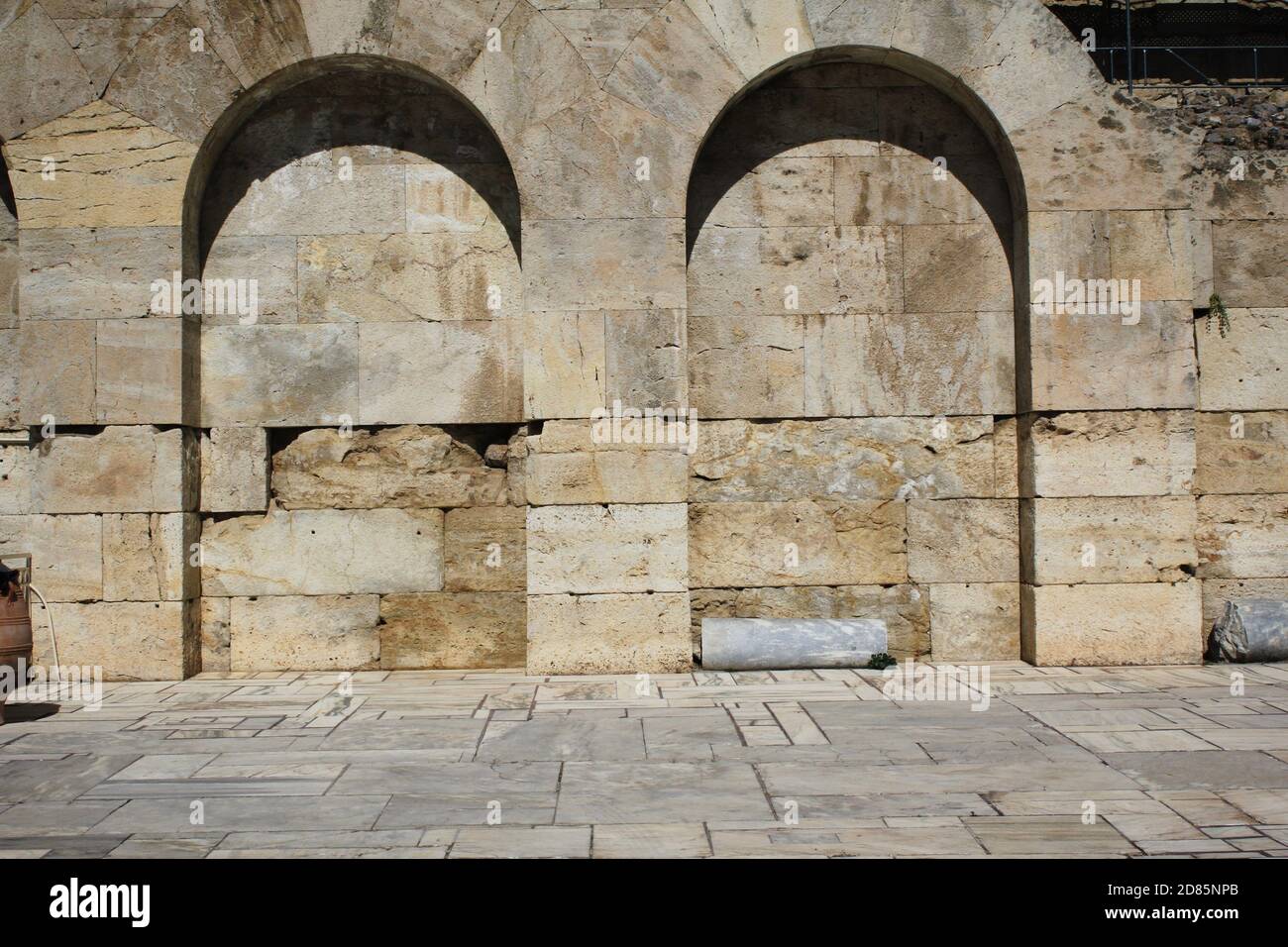 Gewölbte Mauer aus alten Steinen in Athen, Griechenland. Stockfoto