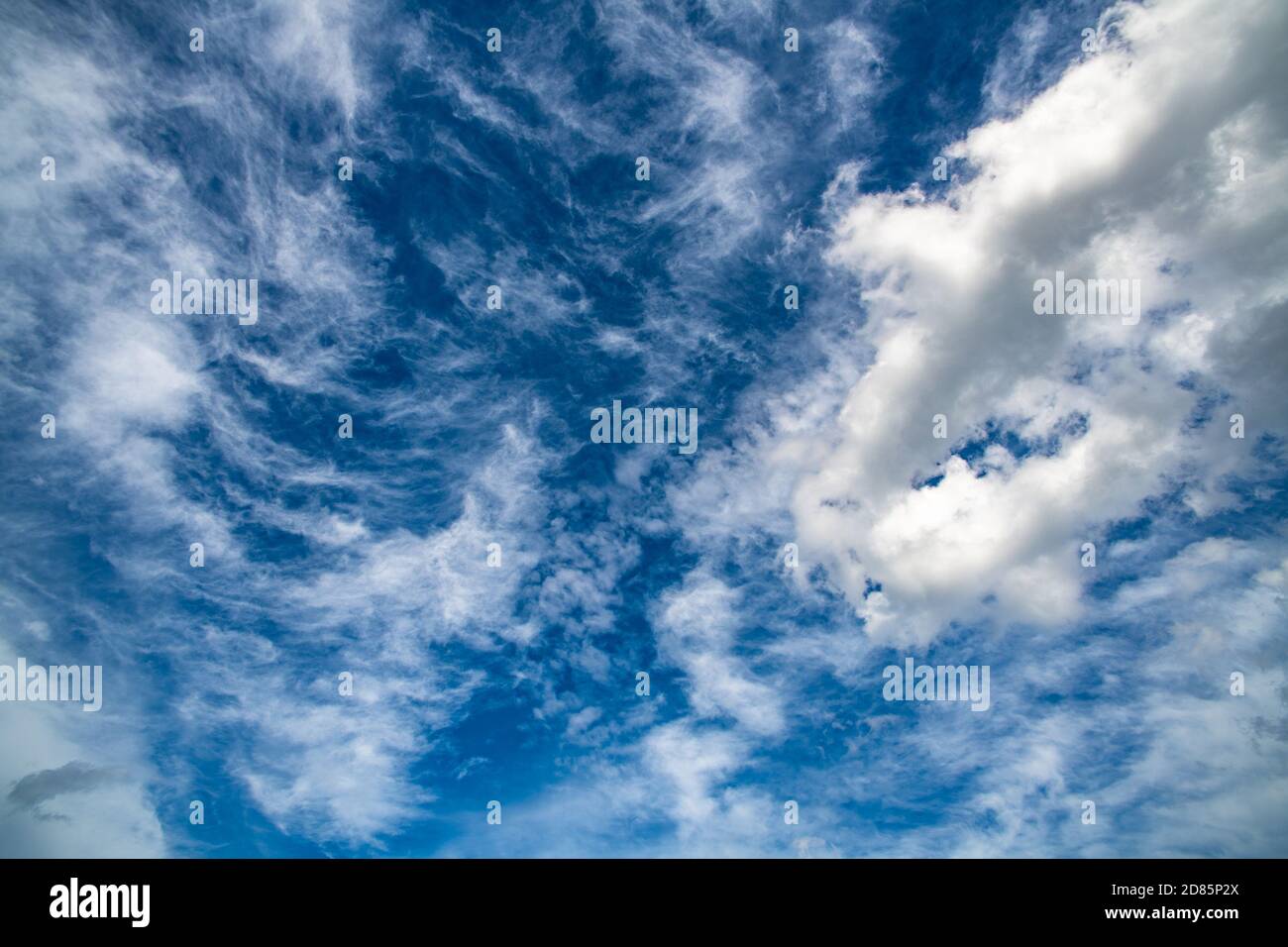 Sehr detaillierter blauer wolkig Himmel Hintergrund Stockfoto