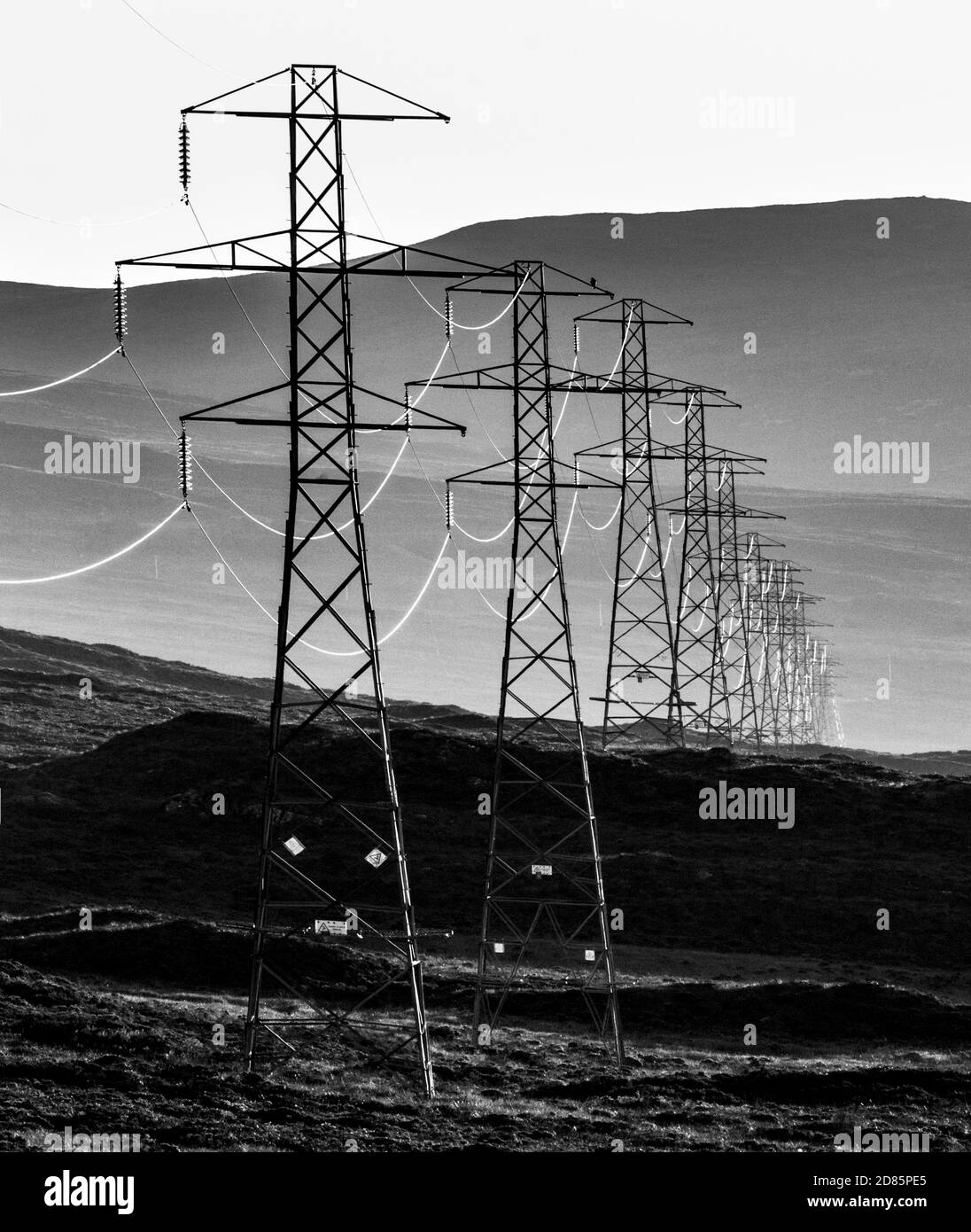 Strom Pylon Türme in Hügeln Stockfoto