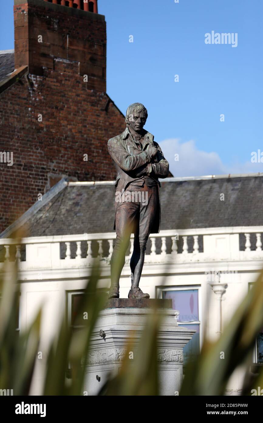 Ayr, Ayrshire, Schottland, Großbritannien. Die Statue des berühmten Dichters Robert Burns von Ayrshire sitzt auf einem Sockel am südlichen Ende der Stadt in einem Gebiet, das als Burns Statue Square bekannt ist.zweimal im Jahr werden Kränze an der Statue gelegt, um Geburtstag und Tod zu feiern Stockfoto