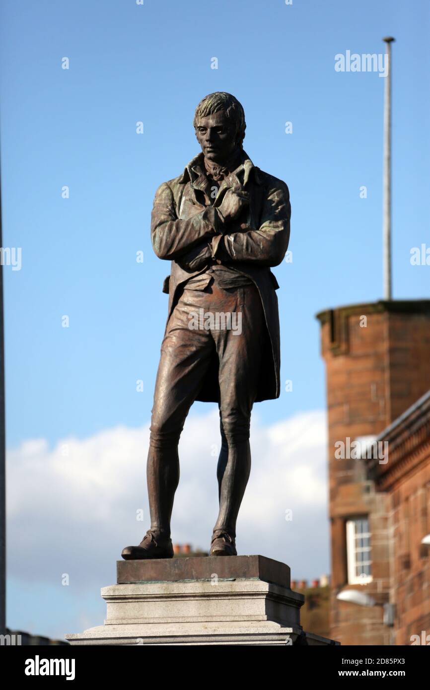 Ayr, Ayrshire, Schottland, Großbritannien. Die Statue des berühmten Dichters Robert Burns von Ayrshire sitzt auf einem Sockel am südlichen Ende der Stadt in einem Gebiet, das als Burns Statue Square bekannt ist.zweimal im Jahr werden Kränze an der Statue gelegt, um Geburtstag und Tod zu feiern Stockfoto