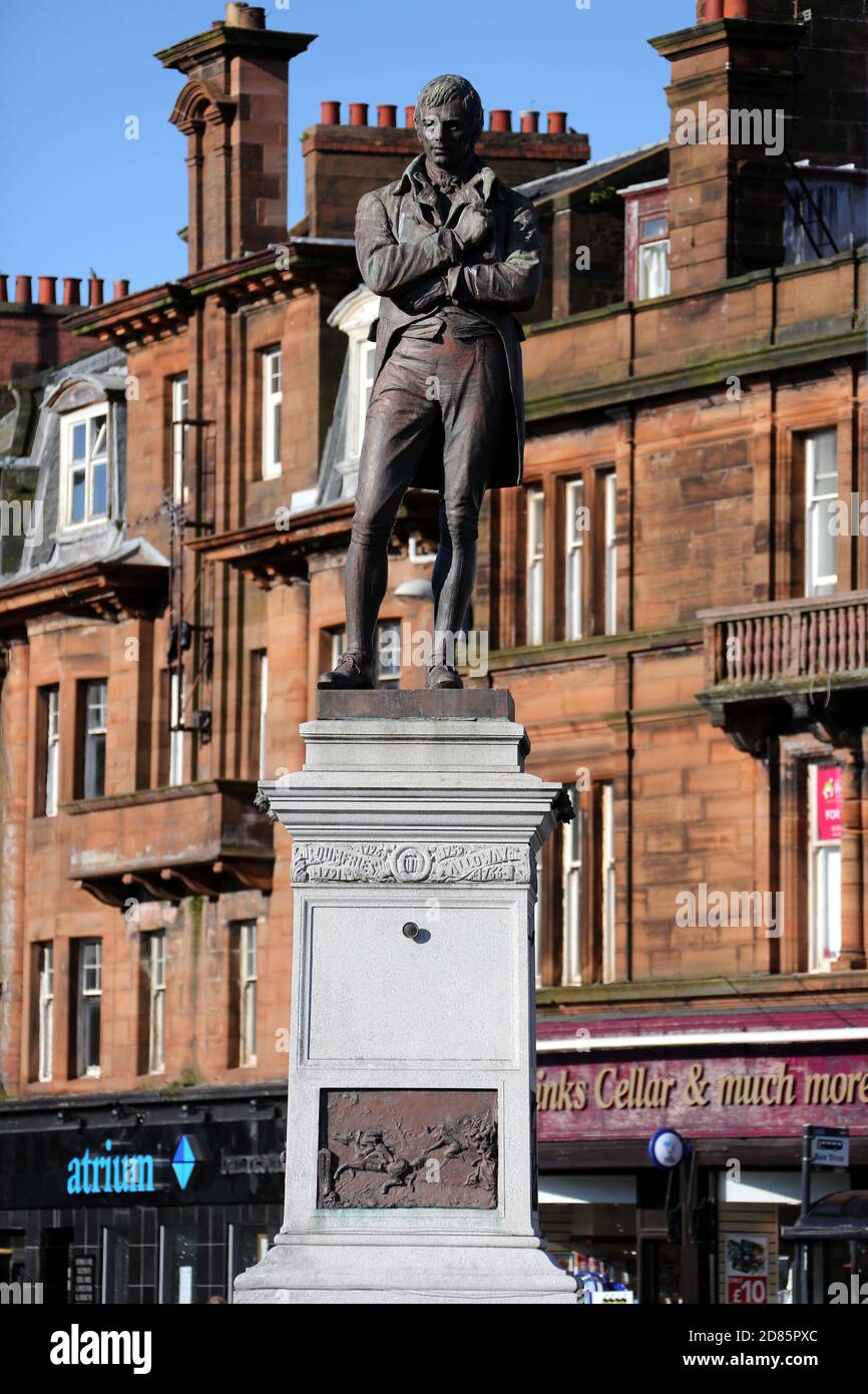 Ayr, Ayrshire, Schottland, Großbritannien. Die Statue des berühmten Dichters Robert Burns von Ayrshire sitzt auf einem Sockel am südlichen Ende der Stadt in einem Gebiet, das als Burns Statue Square bekannt ist.zweimal im Jahr werden Kränze an der Statue gelegt, um Geburtstag und Tod zu feiern Stockfoto