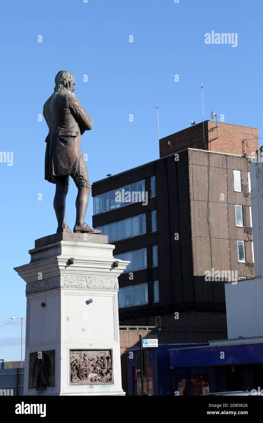 Ayr, Ayrshire, Schottland, Großbritannien. Die Statue des berühmten Dichters Robert Burns von Ayrshire sitzt auf einem Sockel am südlichen Ende der Stadt in einem Gebiet, das als Burns Statue Square bekannt ist.zweimal im Jahr werden Kränze an der Statue gelegt, um Geburtstag und Tod zu feiern. Die Statue blickt auf das Burns House, die Verwaltungsbüros des South Ayrshire Council, die 2021 abgerissen wurden Stockfoto