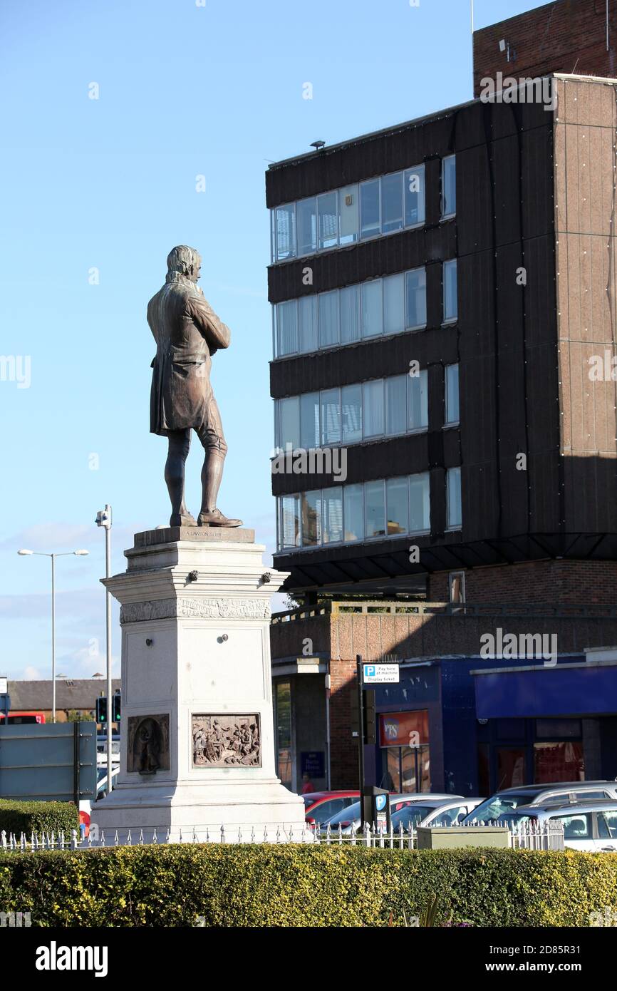 Ayr, Ayrshire, Schottland, Großbritannien. Die Statue des berühmten Dichters Robert Burns von Ayrshire sitzt auf einem Sockel am südlichen Ende der Stadt in einem Gebiet, das als Burns Statue Square bekannt ist.zweimal im Jahr werden Kränze an der Statue gelegt, um Geburtstag und Tod zu feiern. Die Statue blickt auf das Burns House, die Verwaltungsbüros des South Ayrshire Council, die 2021 abgerissen wurden Stockfoto