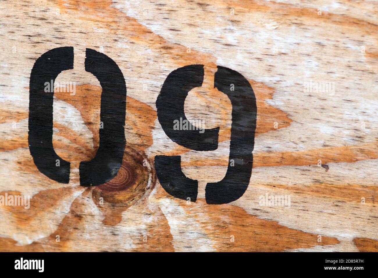 Schwarze Nummer neun auf Holzstruktur gestempelt Stockfoto