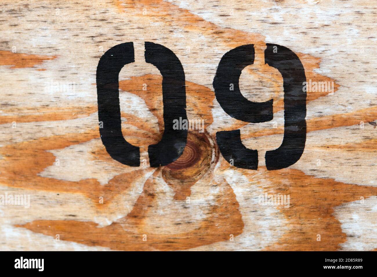 Schwarze Nummer neun auf Holzstruktur gestempelt Stockfoto