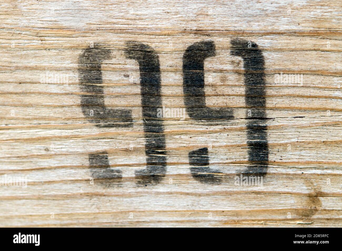 Schwarze Nummer Ninety Nine auf Holzstruktur gestempelt Stockfoto