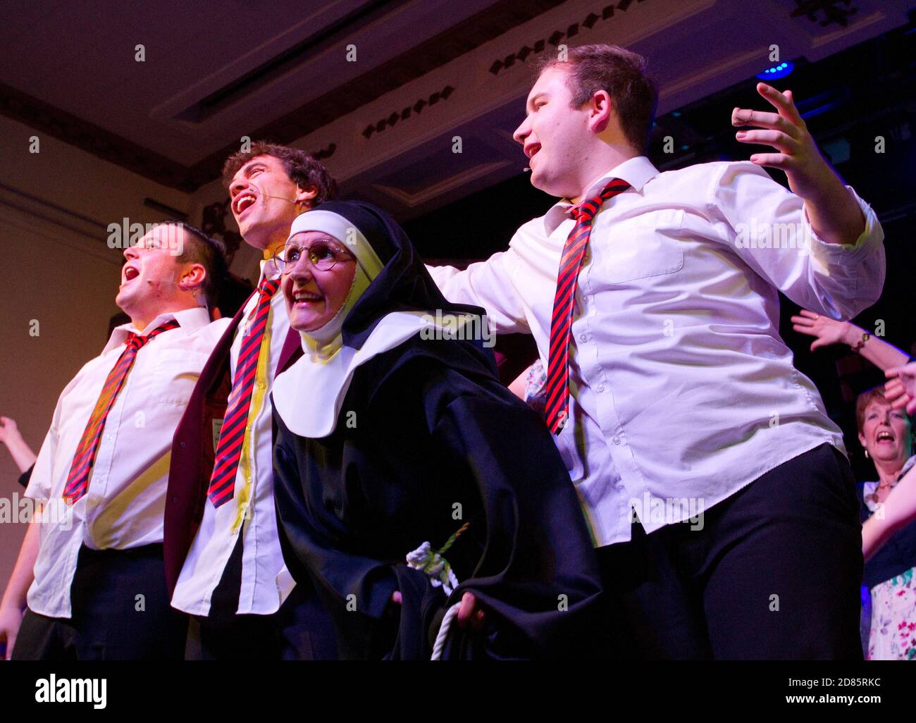 Erwachsene spielen Schulkinder im Musical "Unser Haus" Stockfoto