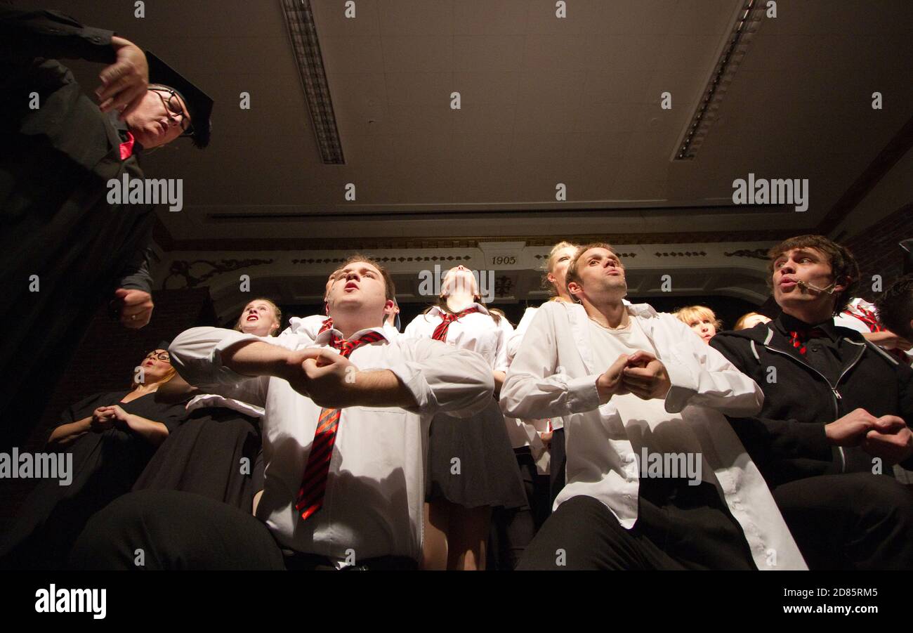 Erwachsene spielen Schulkinder im Musical "Unser Haus" Stockfoto