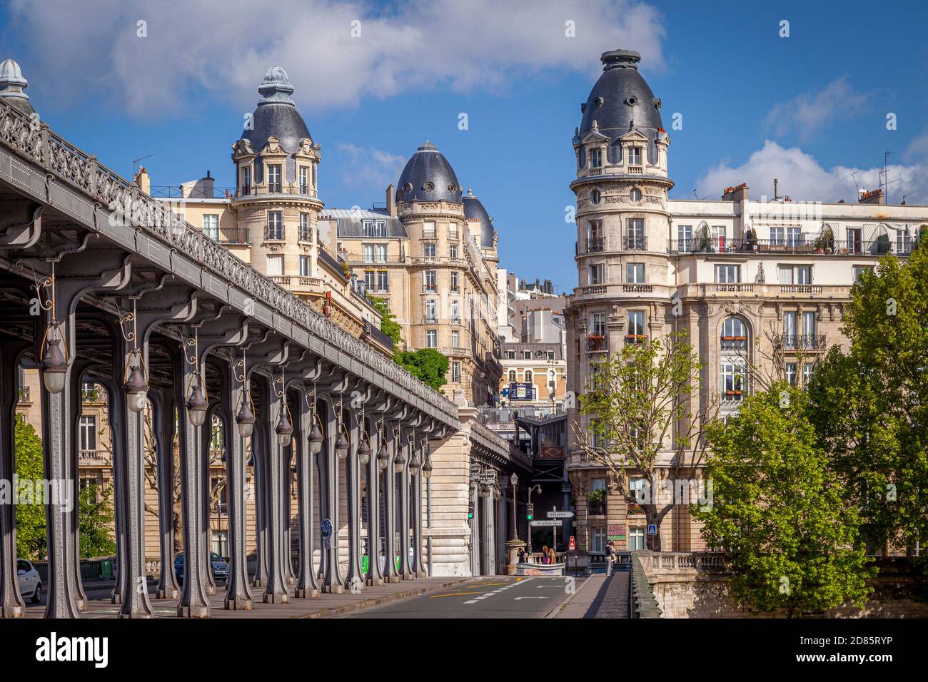 Blick entlang der Bir Hakeim Brücke zu den Gebäuden von Passy, Paris, Frankreich Stockfoto