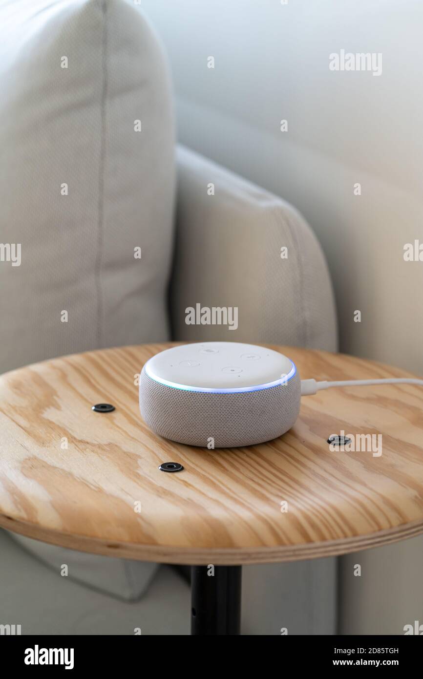 WIEN, ÖSTERREICH - Oktober 26 : EINE weiße Amazon Alexa Echo auf einem  kleinen Holztisch mit einem weißen Sofa im Hintergrund Stockfotografie -  Alamy