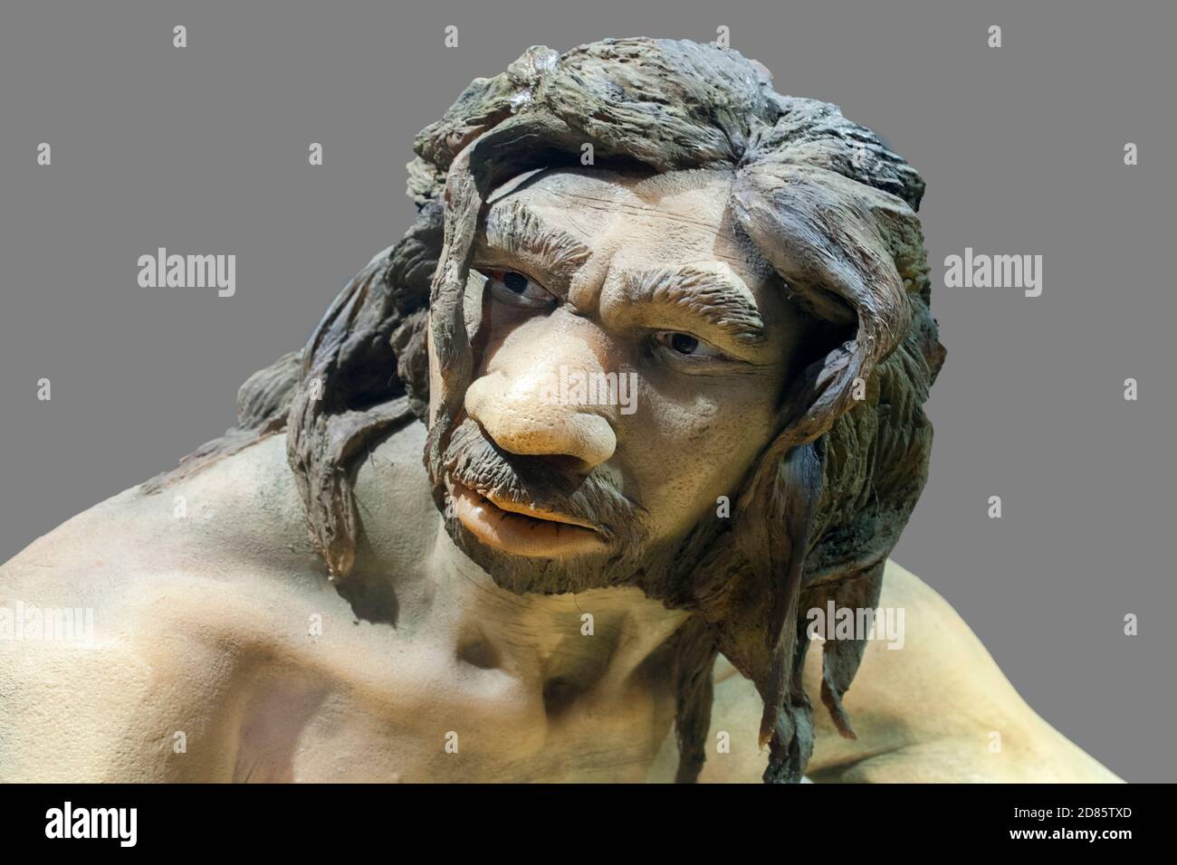 Lebensgroße Skulptur des Homo heidelbergensis. Regionales Archäologisches Museum von Madrid. Nahaufnahme des Gesichts. Alcala de Henares, Spanien Stockfoto