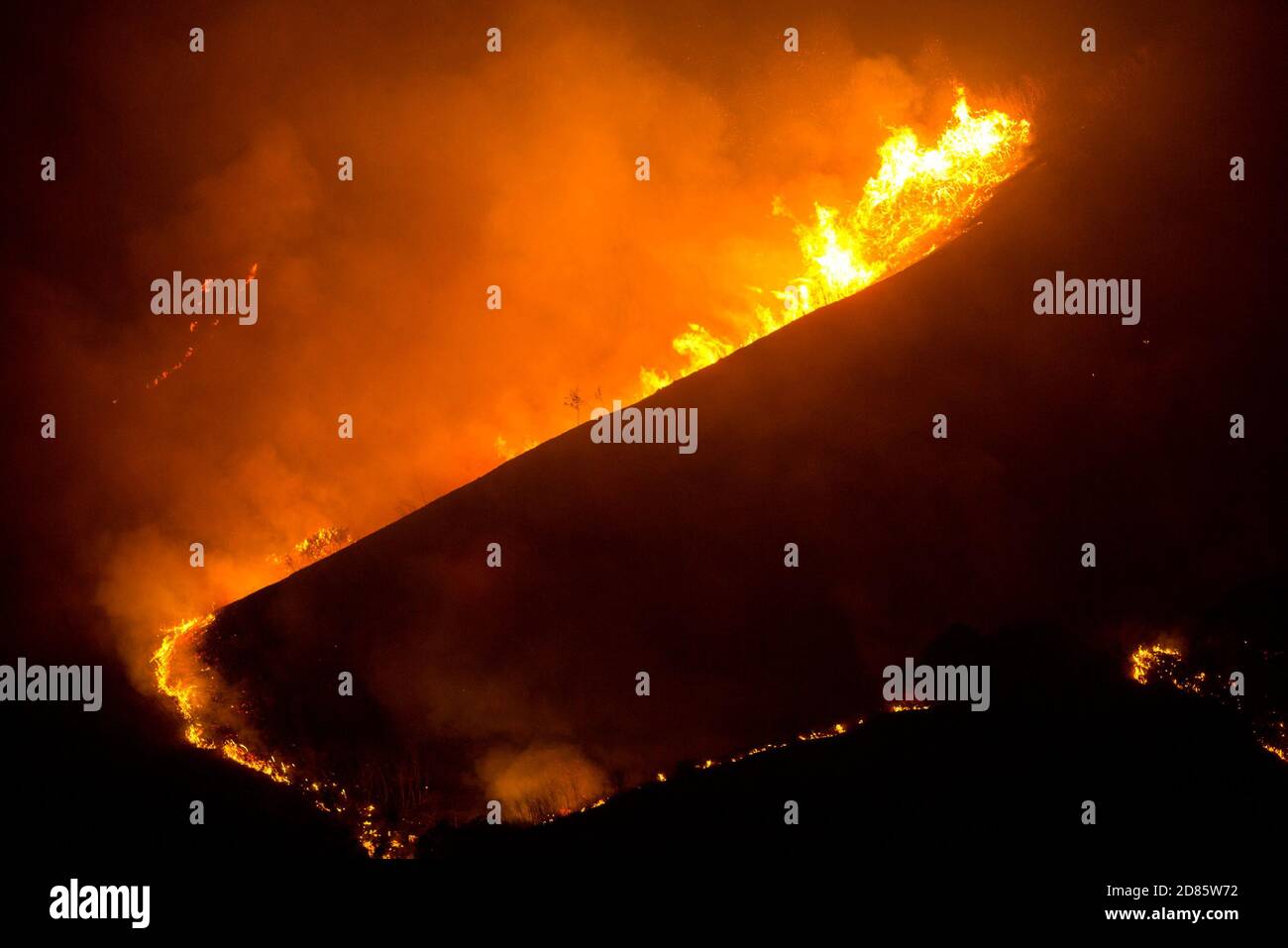 Los Angeles, Kalifornien, USA. Oktober 2020. Das Blue Ridge Feuer brennt in Yorba Linda, Kalifornien, 27. Oktober 2020. Kredit: Ringo Chiu/ZUMA Wire/Alamy Live Nachrichten Stockfoto