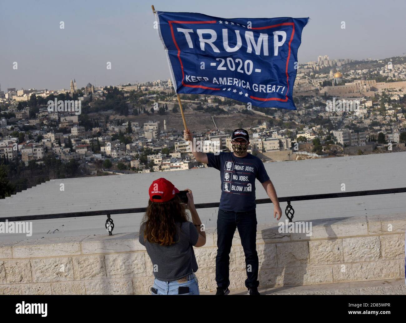 Jerusalem, Israel. Oktober 2020. Ein israelischer Unterstützer des US-Präsidenten Donald Trump schwingt bei einer Trump-Wahlkampfveranstaltung in Jerusalem am Dienstag, dem 27. Oktober 2020, ein Wahlkampfbanner. Foto von Debbie Hill/UPI Kredit: UPI/Alamy Live Nachrichten Stockfoto