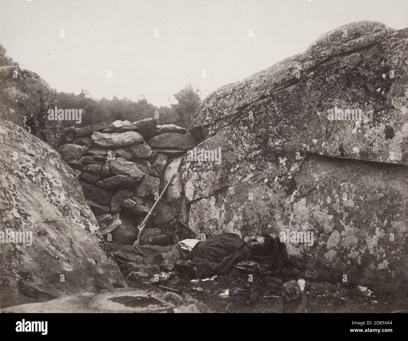 Vintage-Foto Alexander Gardner - Heimat eines Rebel-Scharfschützen, Gettysburg aus Gardners fotografischem Skizzenbuch des Krieges (1865) Stockfoto