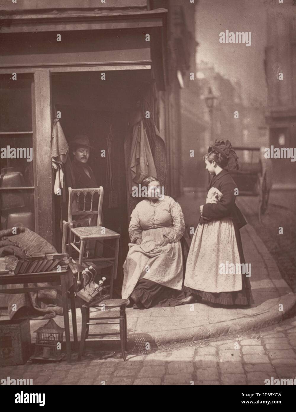 John Thomson - Alte Möbel aus dem Album Street Life in London 1877 Stockfoto