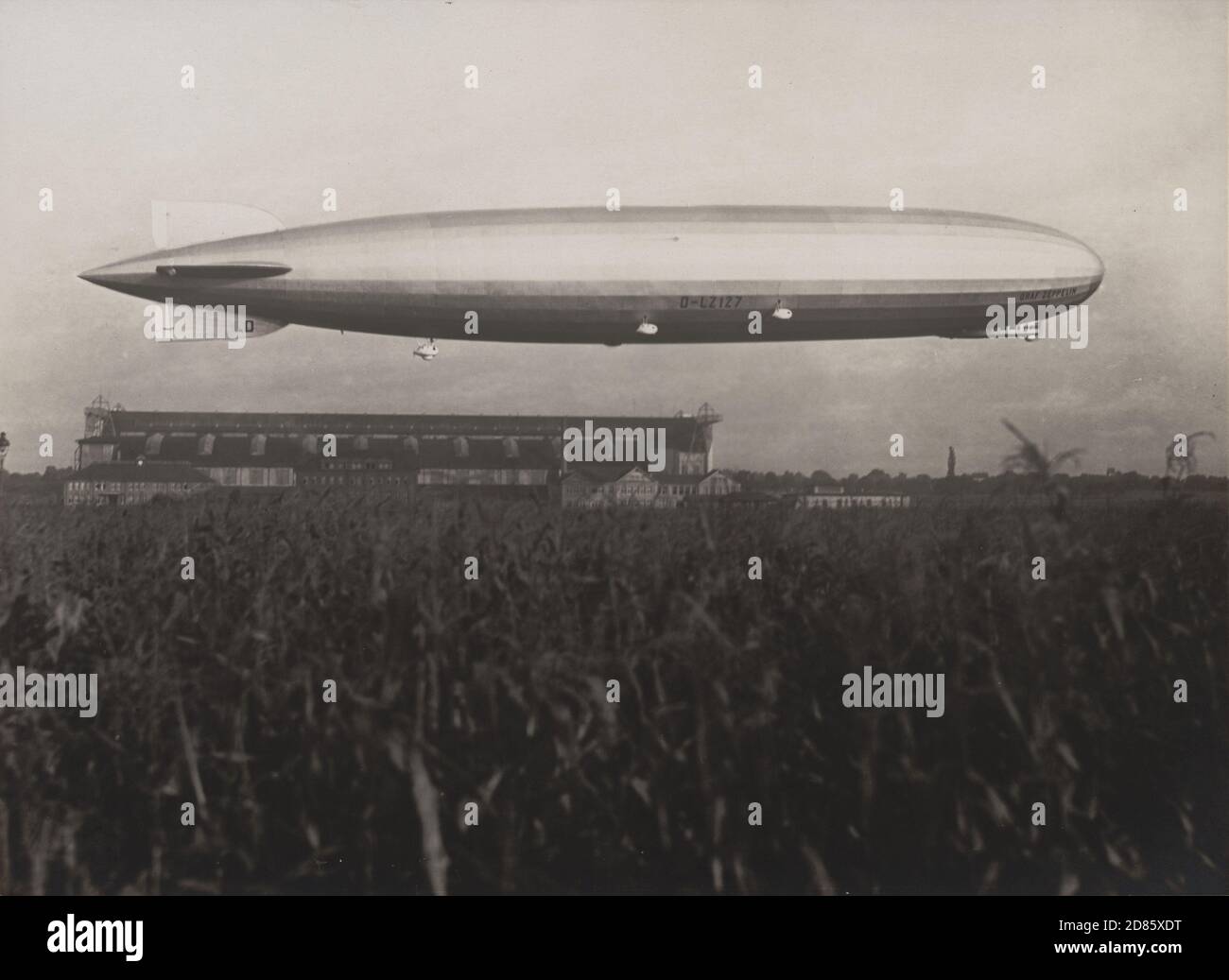 Vintage Foto Zeppelin: L Z 127 in Flight aus dem Album L Z 127 Graf Zeppelin Stockfoto