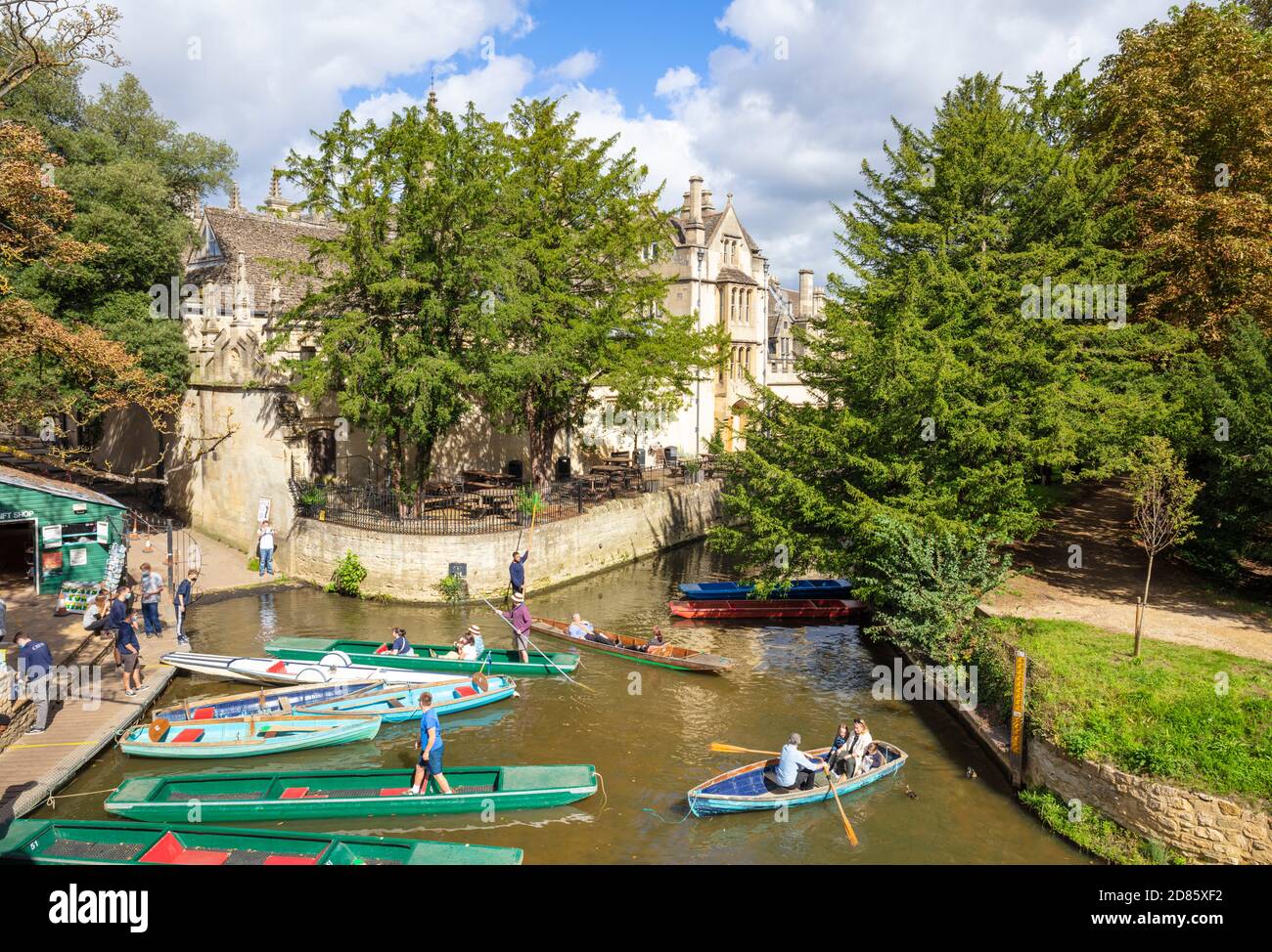 Menschen, die auf Schläge bei Oxford Punting Magdalen Bridge eingestellt Bootshaus Magdalen College auf dem Fluss Cherwell Oxford Oxfordshire England GB Stockfoto