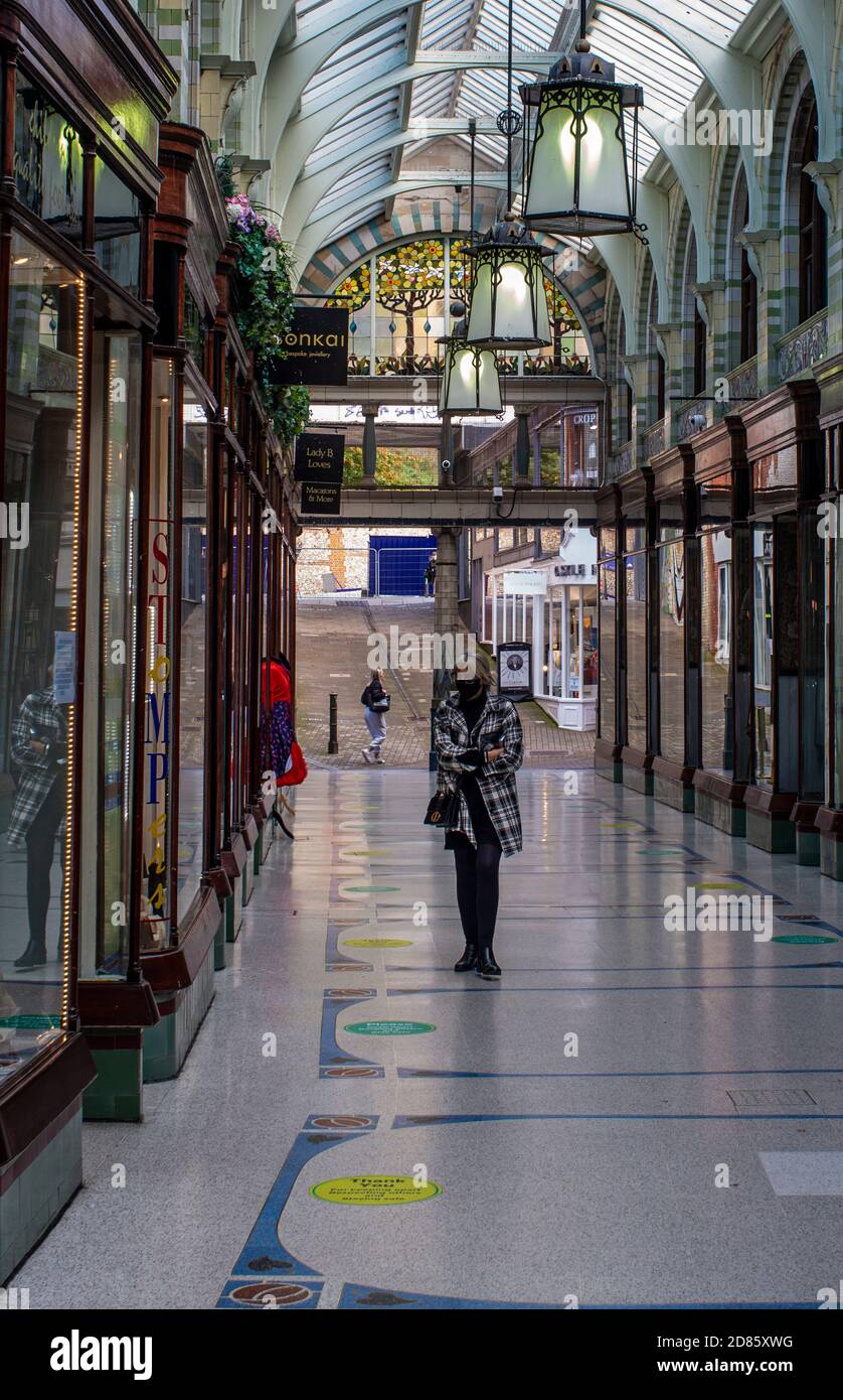 Frau in der Royal Arcade, Norwich, Norfolk, Großbritannien Stockfoto