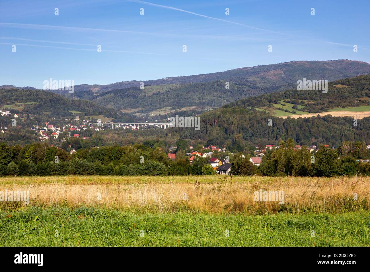 Milowka Landschaft mit S1 Nationalstraßenviadukt und neue S1 Autobahnbauarbeiten auf einem Berghang, Milowka, Schlesische Woiwodschaft, Polen. Stockfoto