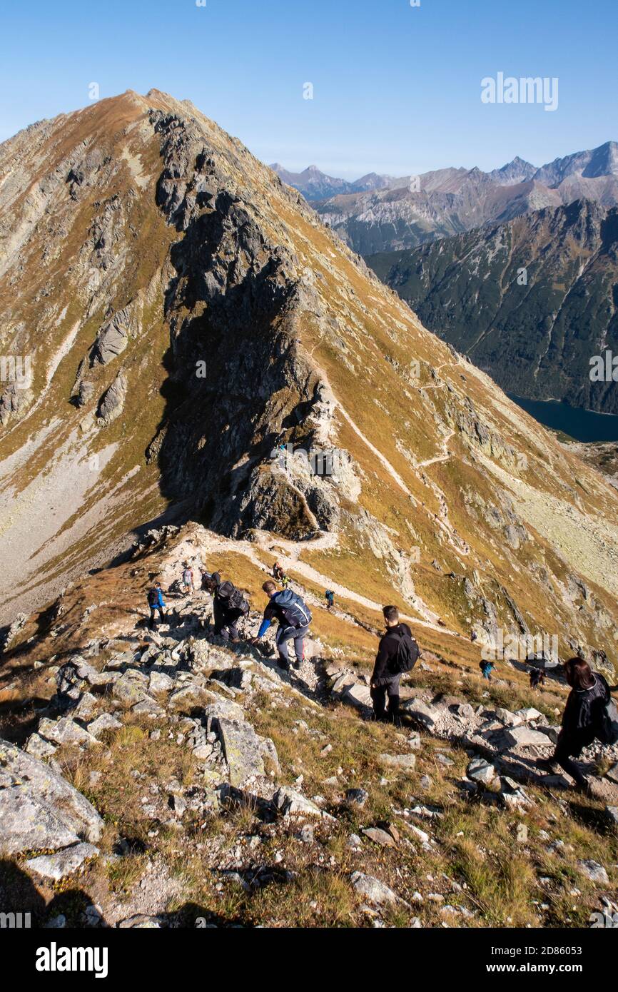 Tatra, Polen, 21/09/2020. Touristen wandern auf einem Wanderweg auf einem Pass in Richtung Miedziane Peak in Tatra im Herbst. Berg l Stockfoto