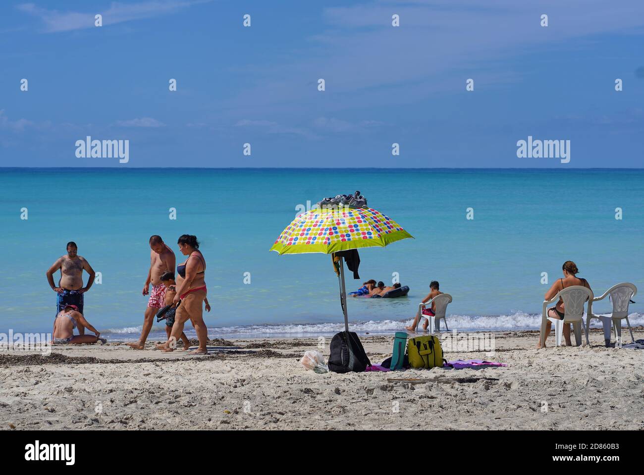 Touristen und Einheimische genießen „Spiagge Bianche“, den weißen Sandstrand in Rosignano Solvay, Italien, am 1. September 2020. Der Strand soll wegen der chemischen Verschmutzung einer nahegelegenen Fabrik in den 1990er Jahren hochgiftig sein, aber es ist immer noch eine Touristenattraktion. © Peter Schatz / Alamy Stock Photos Stockfoto