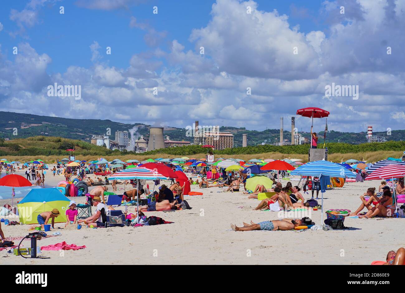 Touristen und Einheimische genießen „Spiagge Bianche“, den weißen Sandstrand in Rosignano Solvay, Italien, am 1. September 2020. Der Strand soll wegen der chemischen Verschmutzung einer nahegelegenen Fabrik in den 1990er Jahren hochgiftig sein, aber es ist immer noch eine Touristenattraktion. © Peter Schatz / Alamy Stock Photos Stockfoto