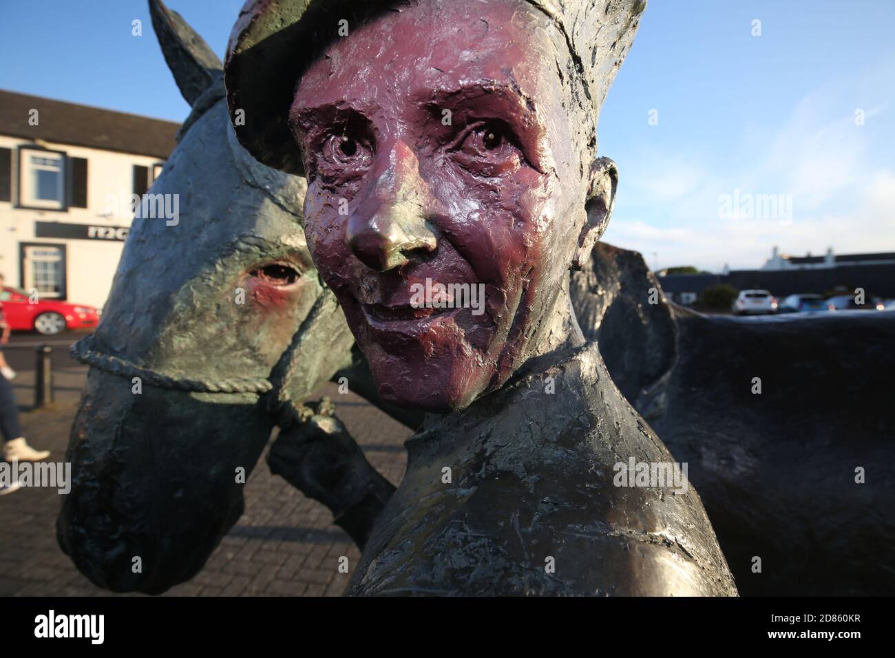 Irvine, Schottland, 21. Juni 2019 Diese Statue, von David Annand, steht auf Irvine Harbourside, wo - in den Jahren vor dem Baggern des Clyde führte zum Wachstum von Glasgow - Carter ihren Handel pleite, Transport von Waren von Seeschiffen für den Vertrieb in ganz Ayrshire und dem Westen von Schottland. Es wurde 1996 von Captain Sandy Muir & Maurice Crichton, Chairman der Irvine Development Corporation, enthüllt. Stockfoto