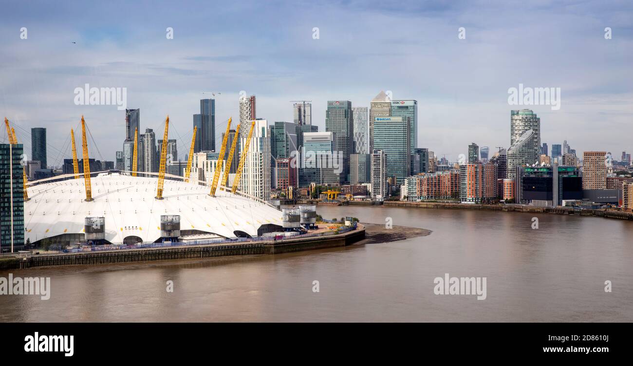 Großbritannien, London, North Greenwich, erhöhter Panoramablick auf die O2 Arena (Millennium Dome) und Canary Wharf kommerzielle Immobilienentwicklung Stockfoto