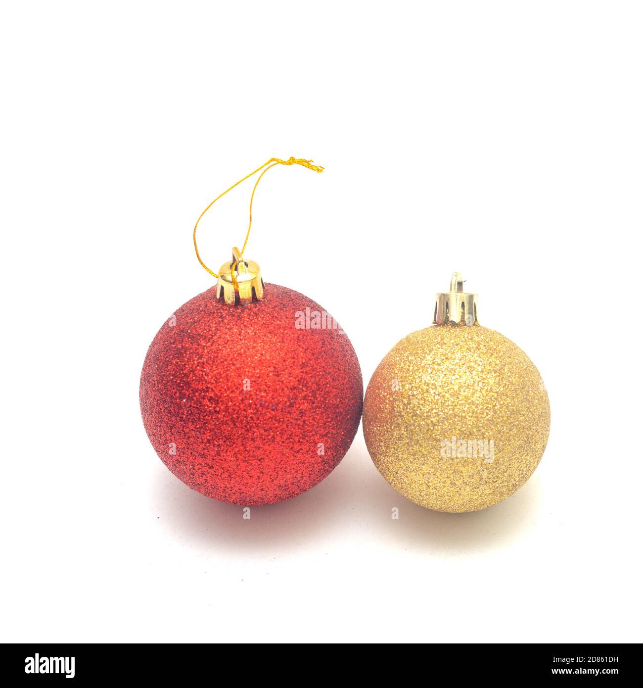 Rote und goldene Weihnachtskugeln isoliert auf weißem Hintergrund Stockfoto