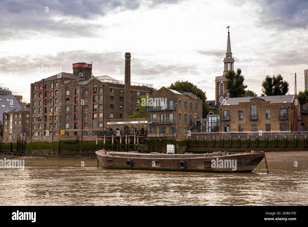 Großbritannien, London, Rotherhithe, der historische Thames Tunnel Mills und die St. Mary's Kirche rasen neben der Themse Stockfoto