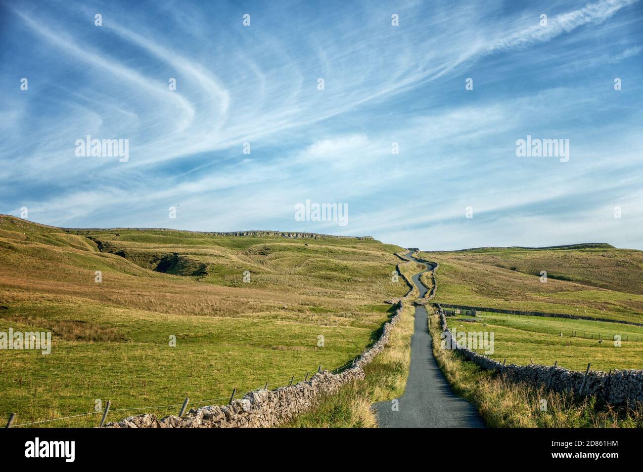 Himmel und Sonnenschein auf dem Gipfel des berühmten Radhügels, Park Rash, ruhige Landstraße aus Kettlewell. Wharfedale, North Yorkshire Stockfoto
