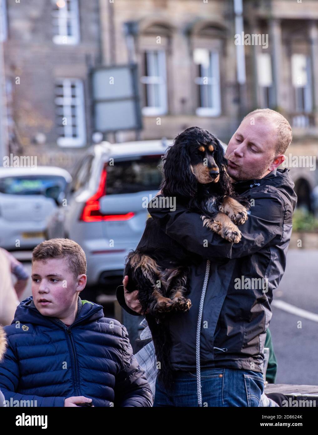 Mann, der Hund mit Sohn hält Stockfoto