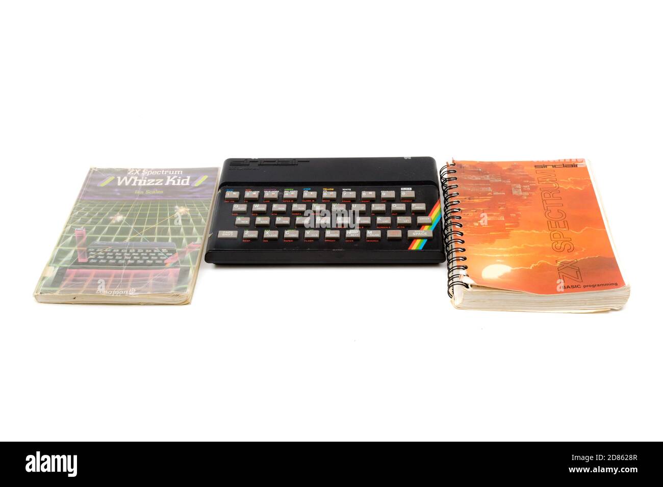 London, Großbritannien, 21. September 2020:- EIN Retro Sinclair ZX Spectrum 48k Heimcomputer mit Büchern isoliert auf weißem Hintergrund Stockfoto