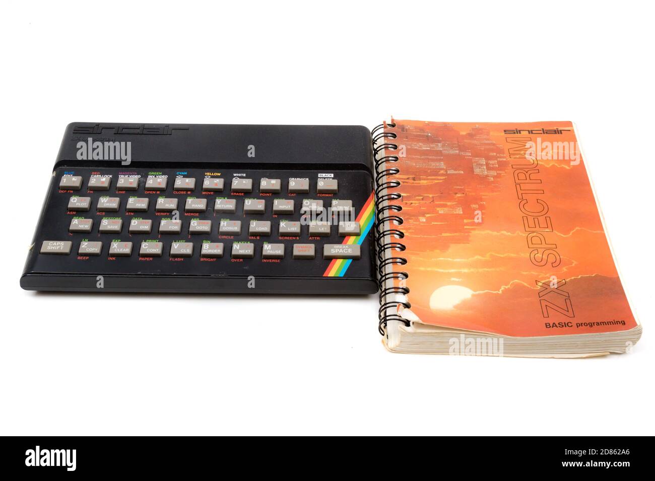 London, Großbritannien, 21. September 2020:- EIN Retro Sinclair ZX Spectrum 48k Heimcomputer und Programmierbuch isoliert auf weißem Hintergrund Stockfoto