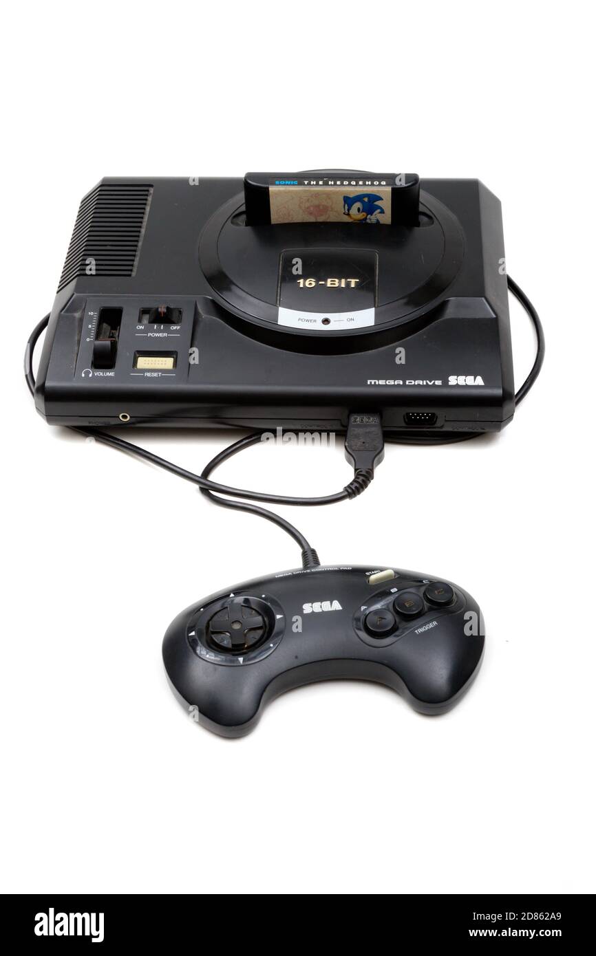 London, Großbritannien, 21. September 2020:- EINE Retro Sega Mega Drive 16-Bit-Gaming-Konsole mit Controller und Sonic das Hedgehog-Spiel isoliert auf einem Stockfoto