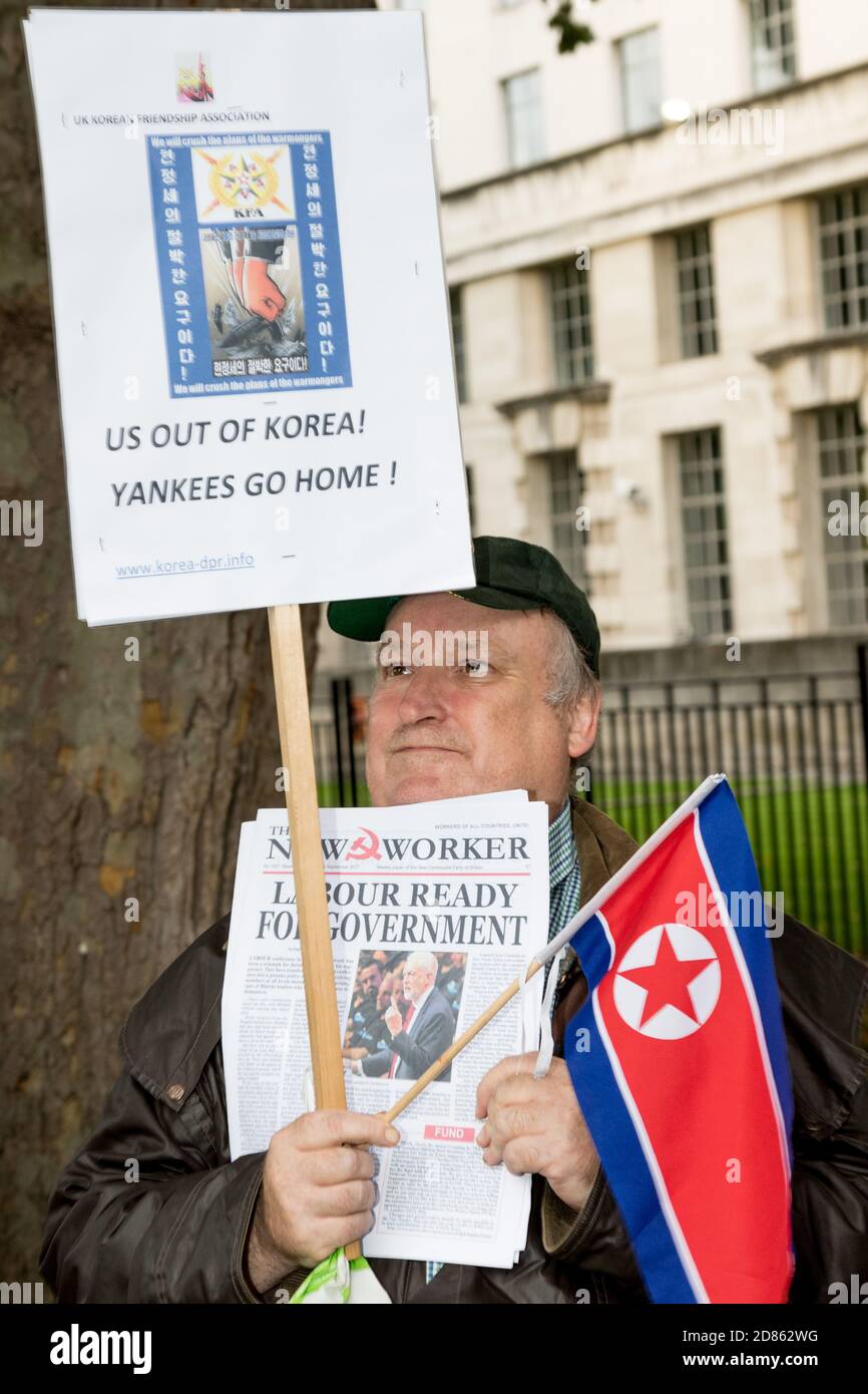 London, 28. September 2017:- Demonstranten versammeln sich in Whitehall, gegenüber Downing Street, um gegen die wachsenden Spannungen zwischen Nordkorea und den USA zu protestieren Stockfoto