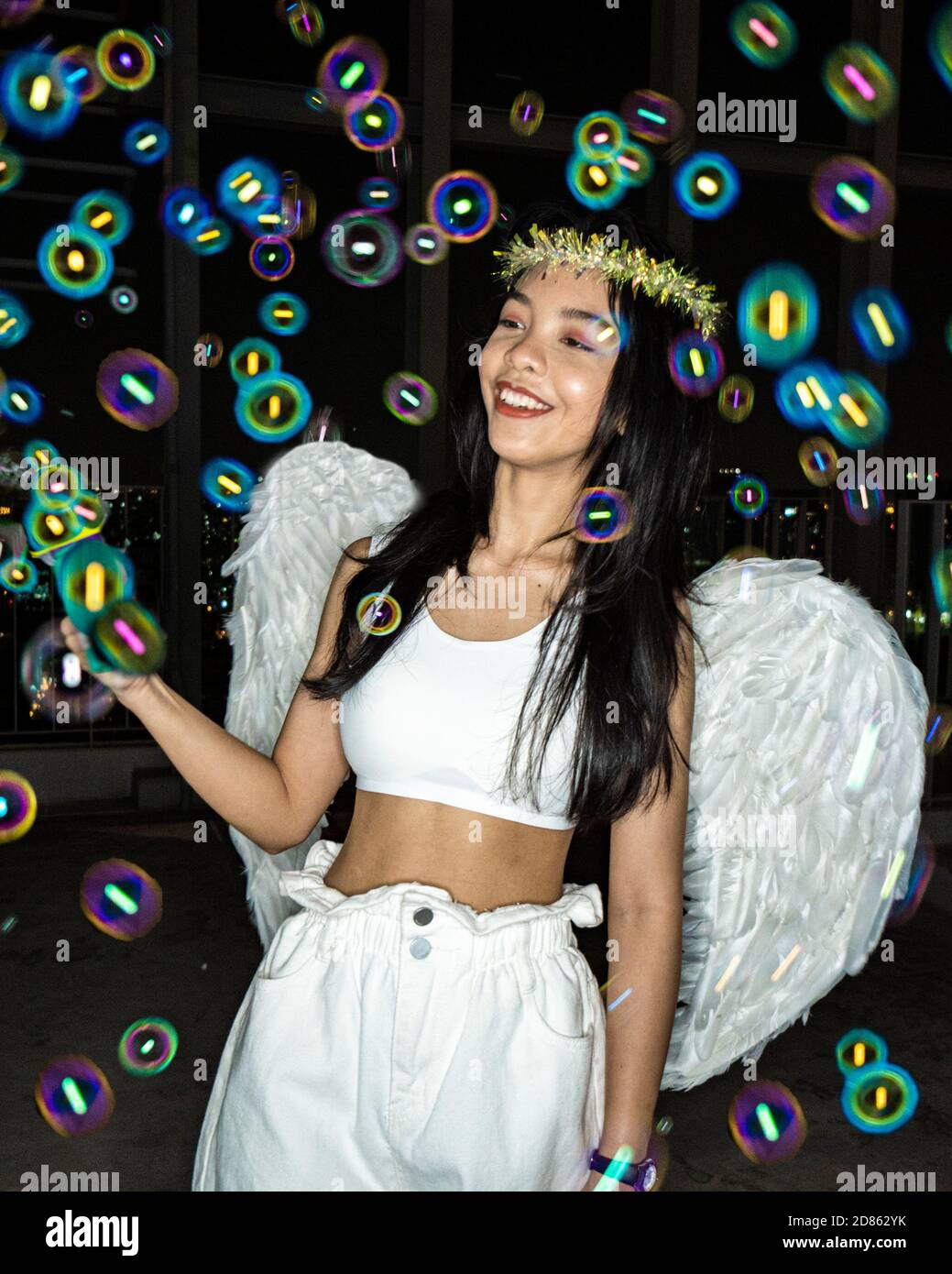 Hübsch, attraktiv, Asiaten, Asiaten, Mädchen, 20, schlank, fit, gesund, stehen, sehen, lächeln, außerhalb, Spaß, Blasen, Engel, Flügel, Nacht, Stockfoto