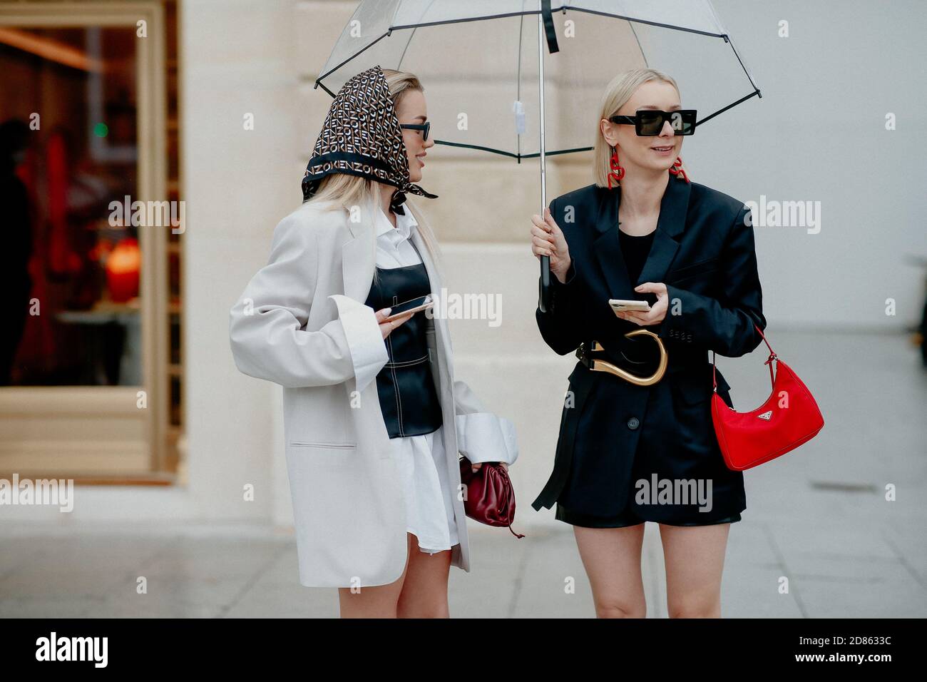 Karolina Wojcik und Justyna Czerniak, Street Style bei der Paris Fashion Week, SS21 Stockfoto