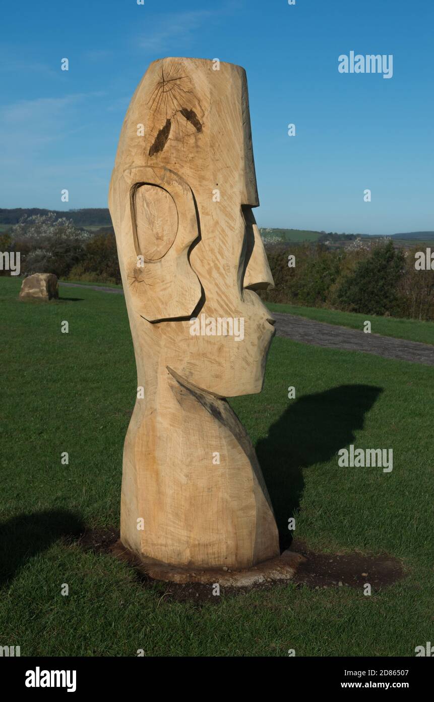 Ring der Replik Osterinsel geschnitzte Holzköpfe in Jonnos Field, Küstenstadt Scarbourough, North Yorkshire, Großbritannien Stockfoto