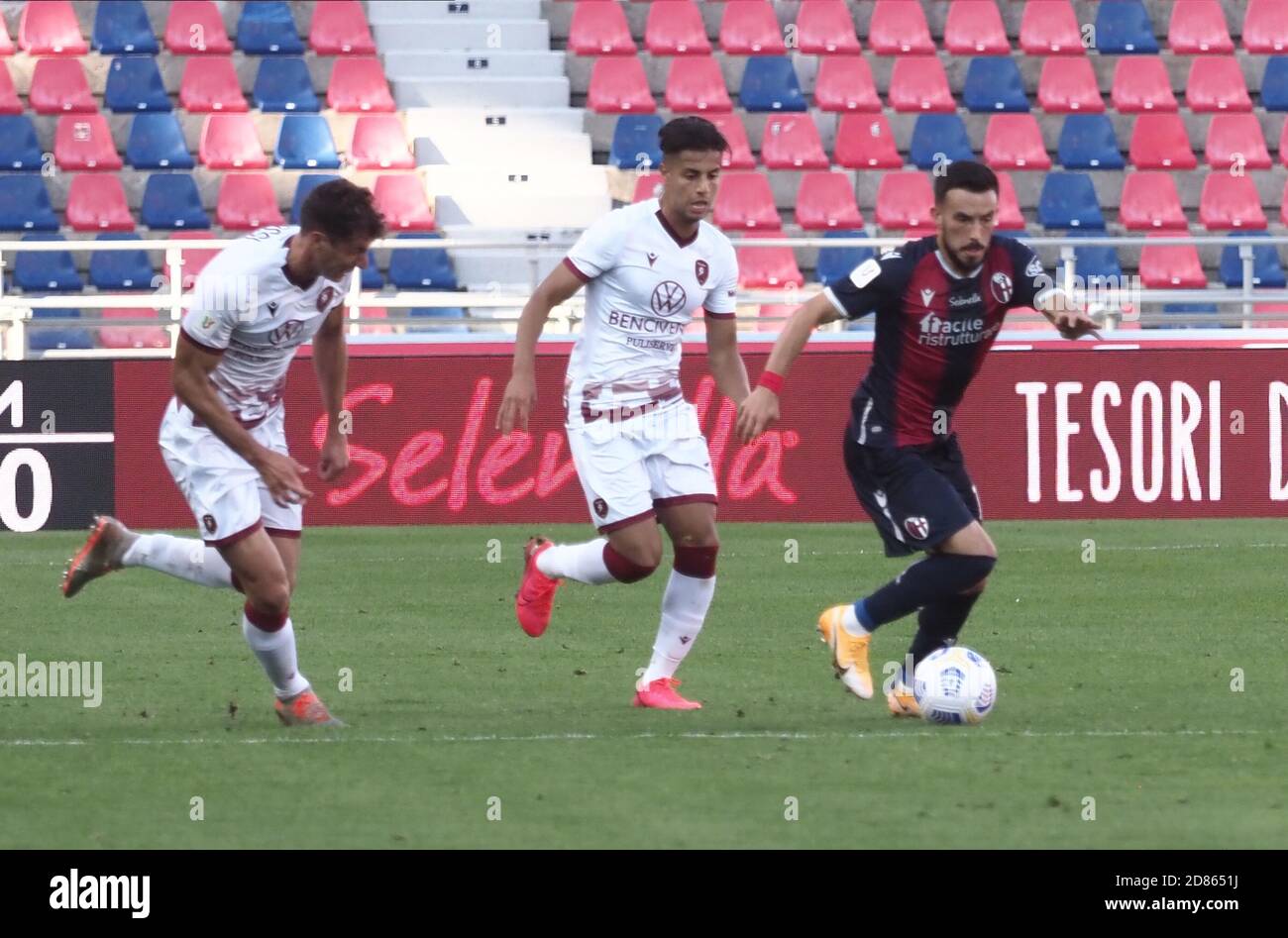 Bologna, Italien. Oktober 2020. Nicola Sansone (R) aus Bologna beim Fußballspiel Coppa Italia gegen Reggina im Renato Dall'Ara Stadion in Bologna, Italien, 27. Oktober 2020. Foto Michele Nucci /LM Credit: Michele Nucci/LPS/ZUMA Wire/Alamy Live News Stockfoto