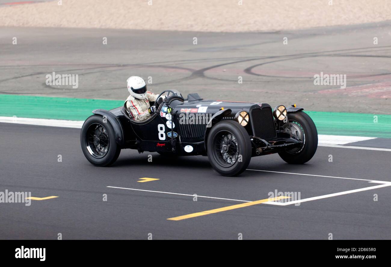 Rudiger Friedrichs fährt seinen Black, 1933, Alvis Firefly SA, während der Bentley Centenary Trophy für Sportwagen der Vorkriegszeit. Stockfoto