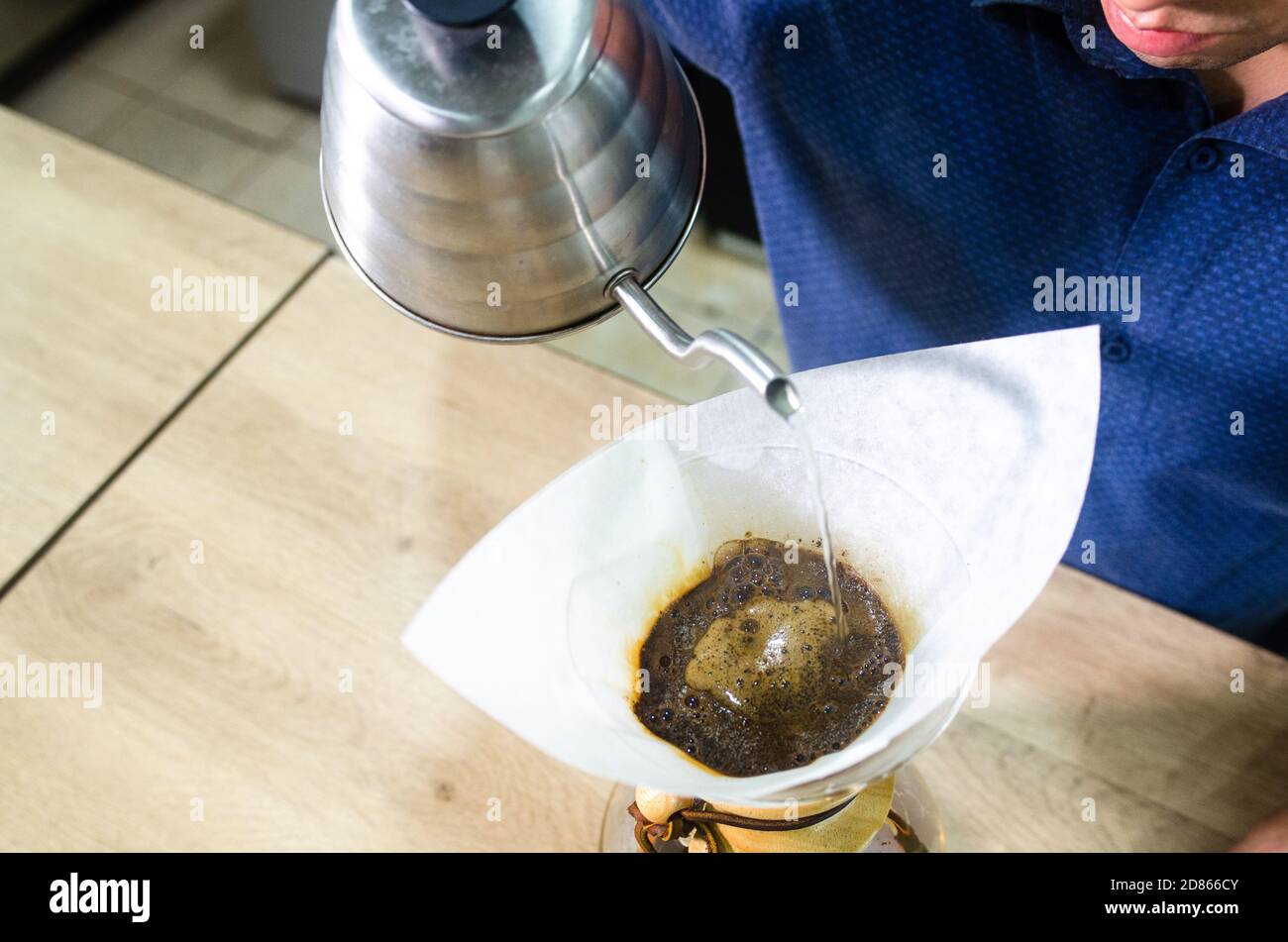 Zubereitung von Kaffee mit Glas chemex im Café. Die Chemex Kaffeemaschine ist ein Gerät, um Kaffee als Heißgetränk deutscher Herkunft zuzubereiten Stockfoto